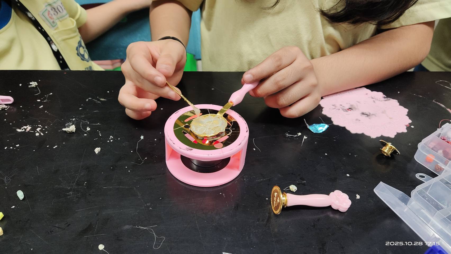 學員進行火漆蠟封DIY